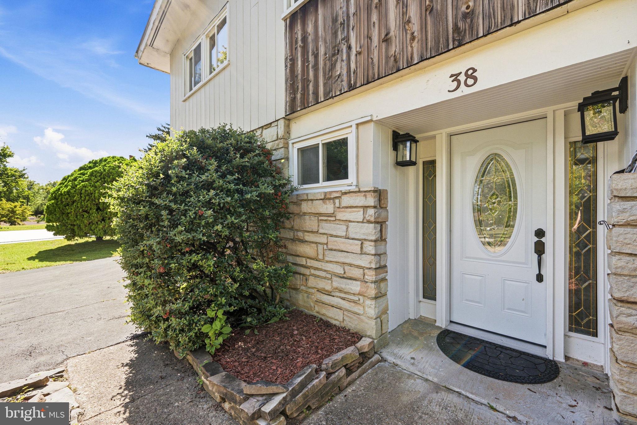38 RED ROWAN LANE