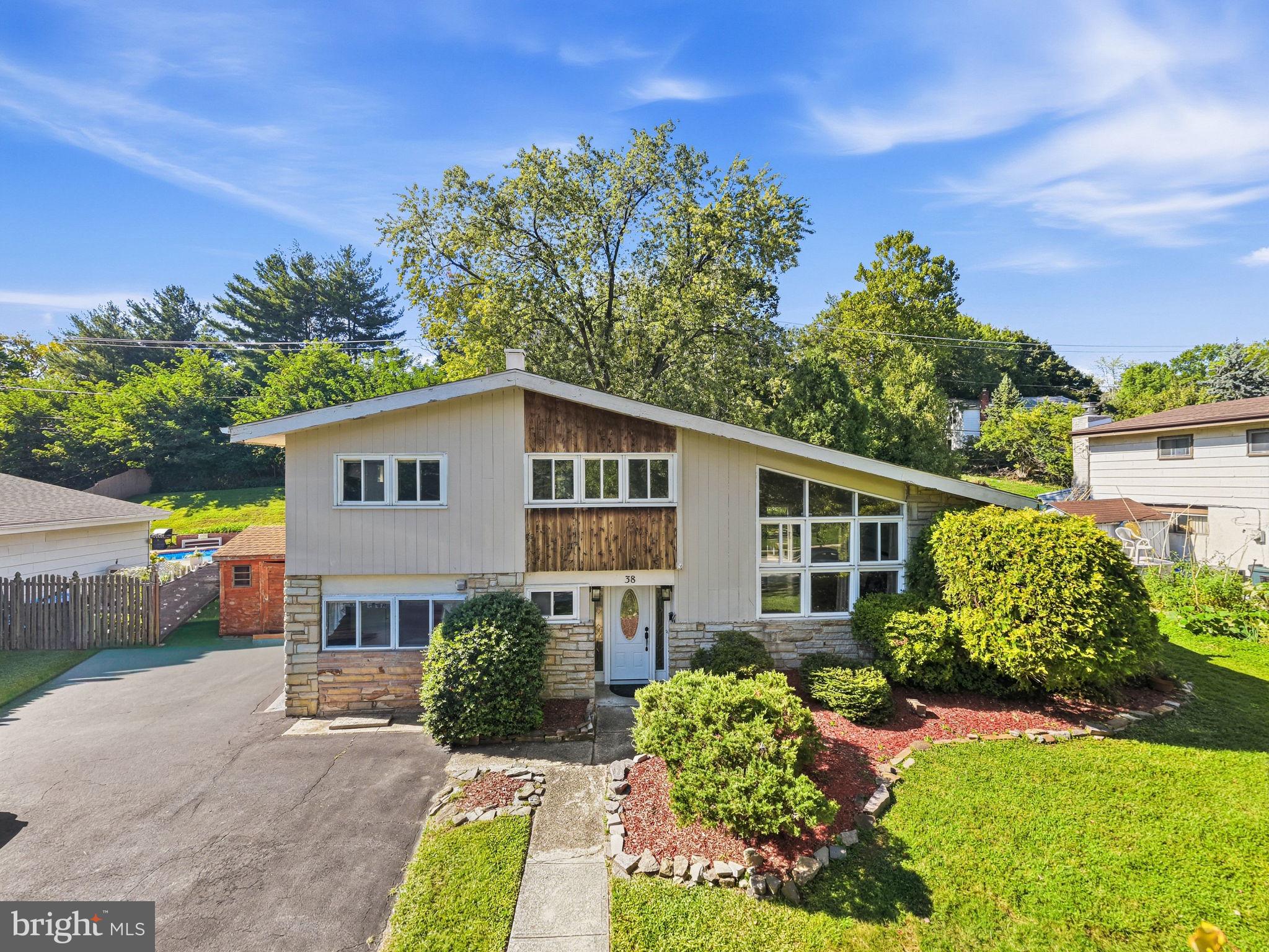38 RED ROWAN LANE