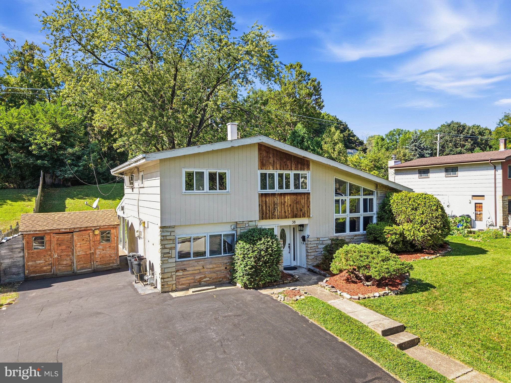 38 RED ROWAN LANE