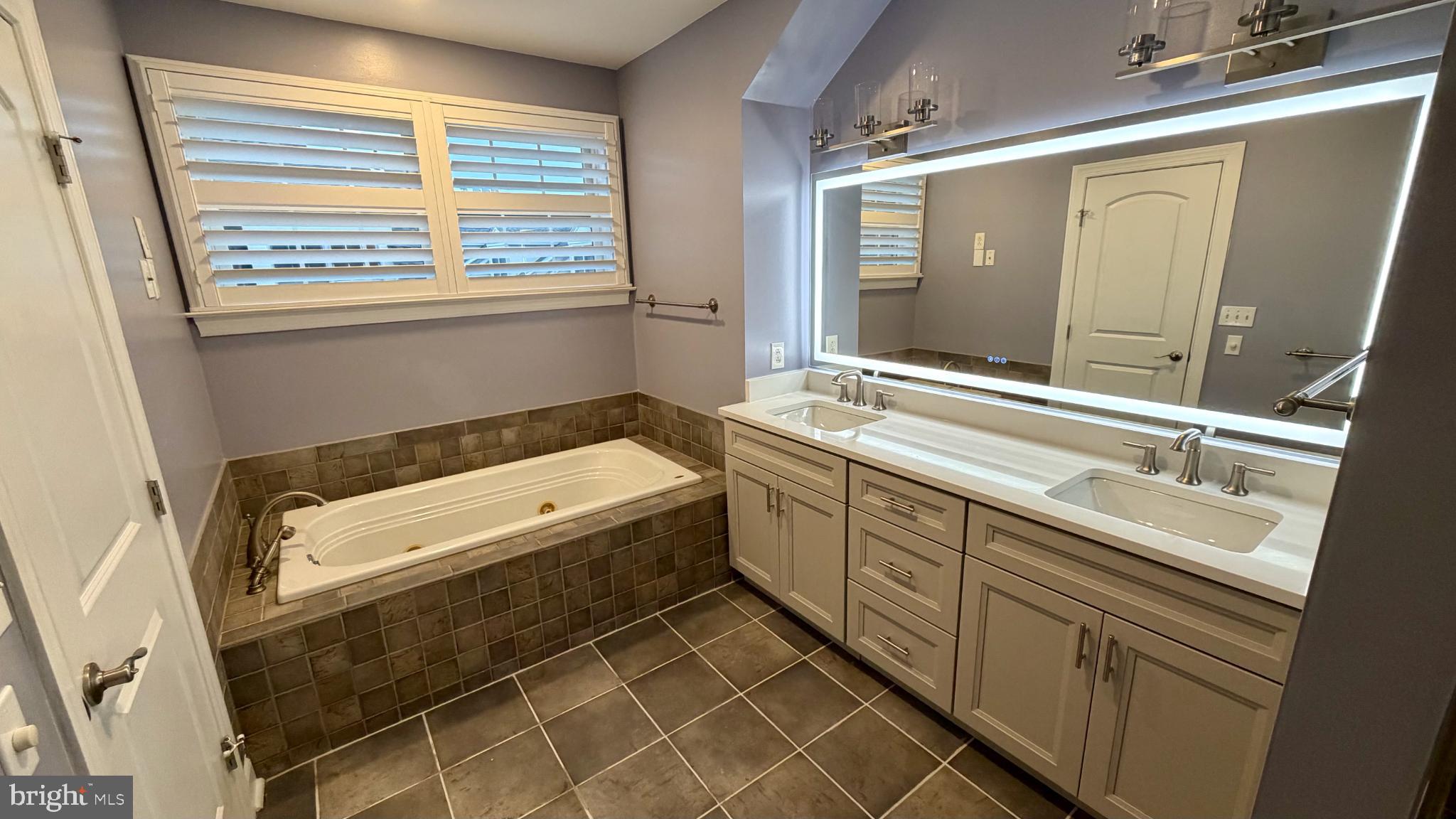 QUEEN VILLAGE - Residential