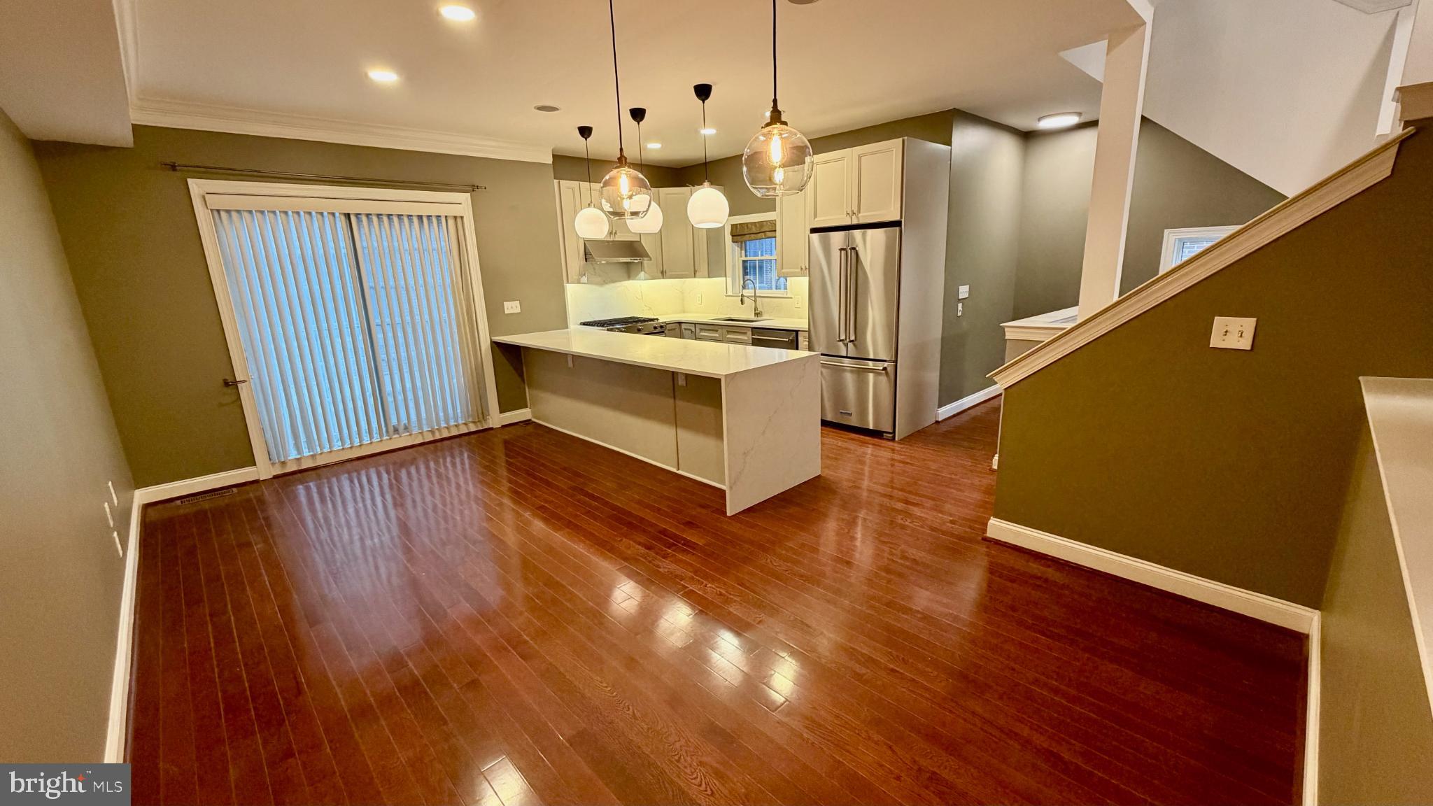 QUEEN VILLAGE - Residential