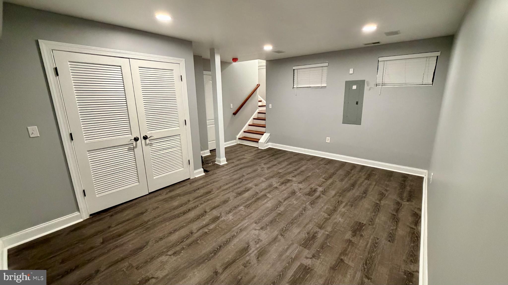 QUEEN VILLAGE - Residential