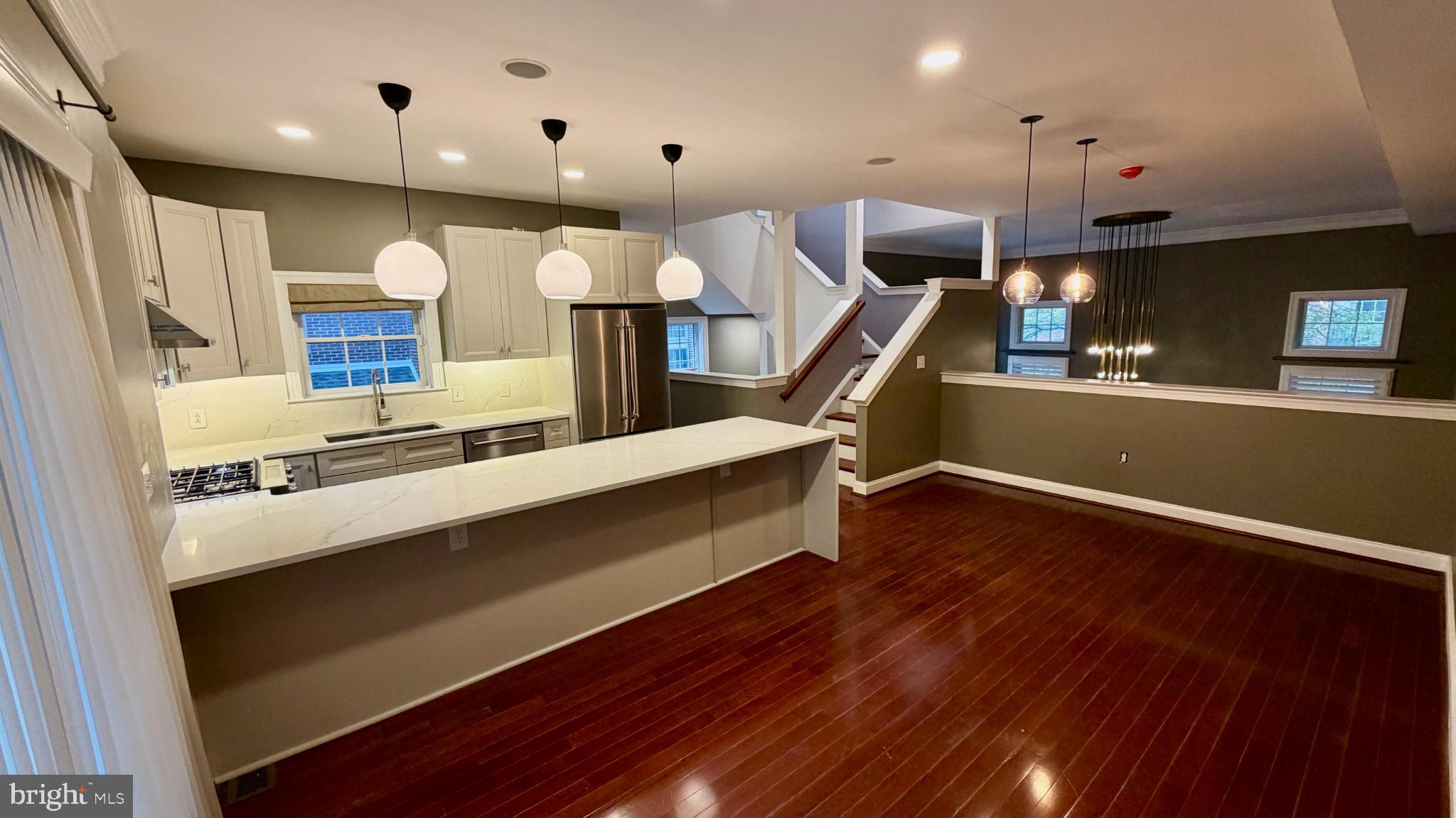 QUEEN VILLAGE - Residential