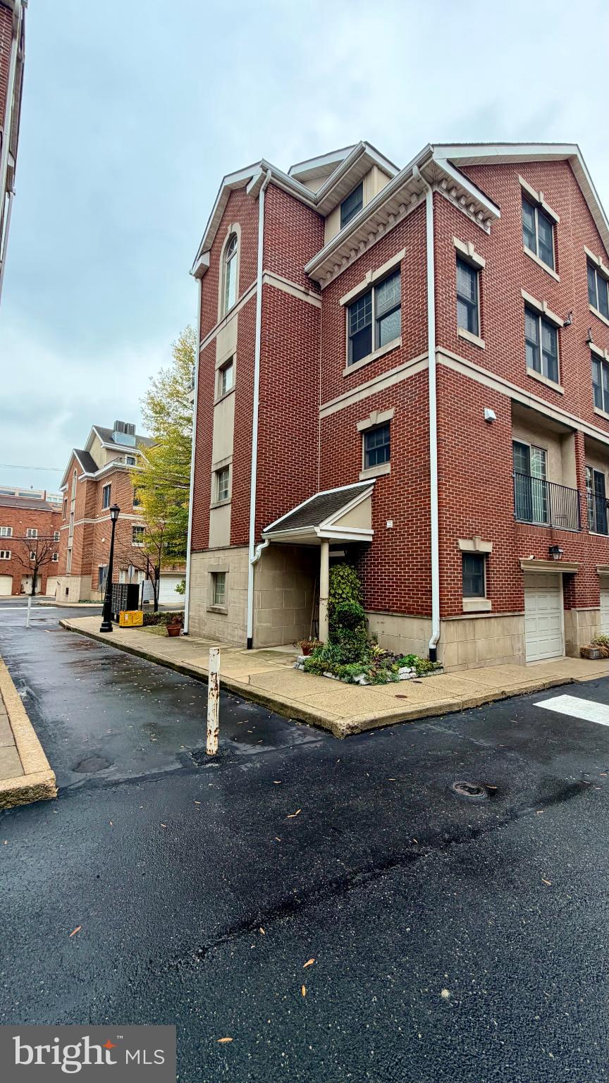 QUEEN VILLAGE - Residential