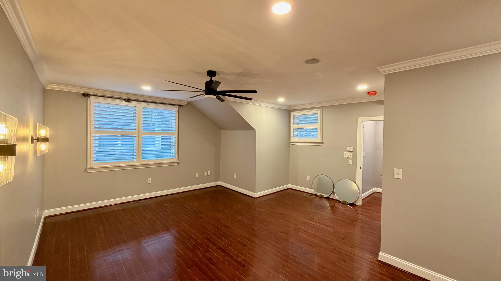 QUEEN VILLAGE - Residential