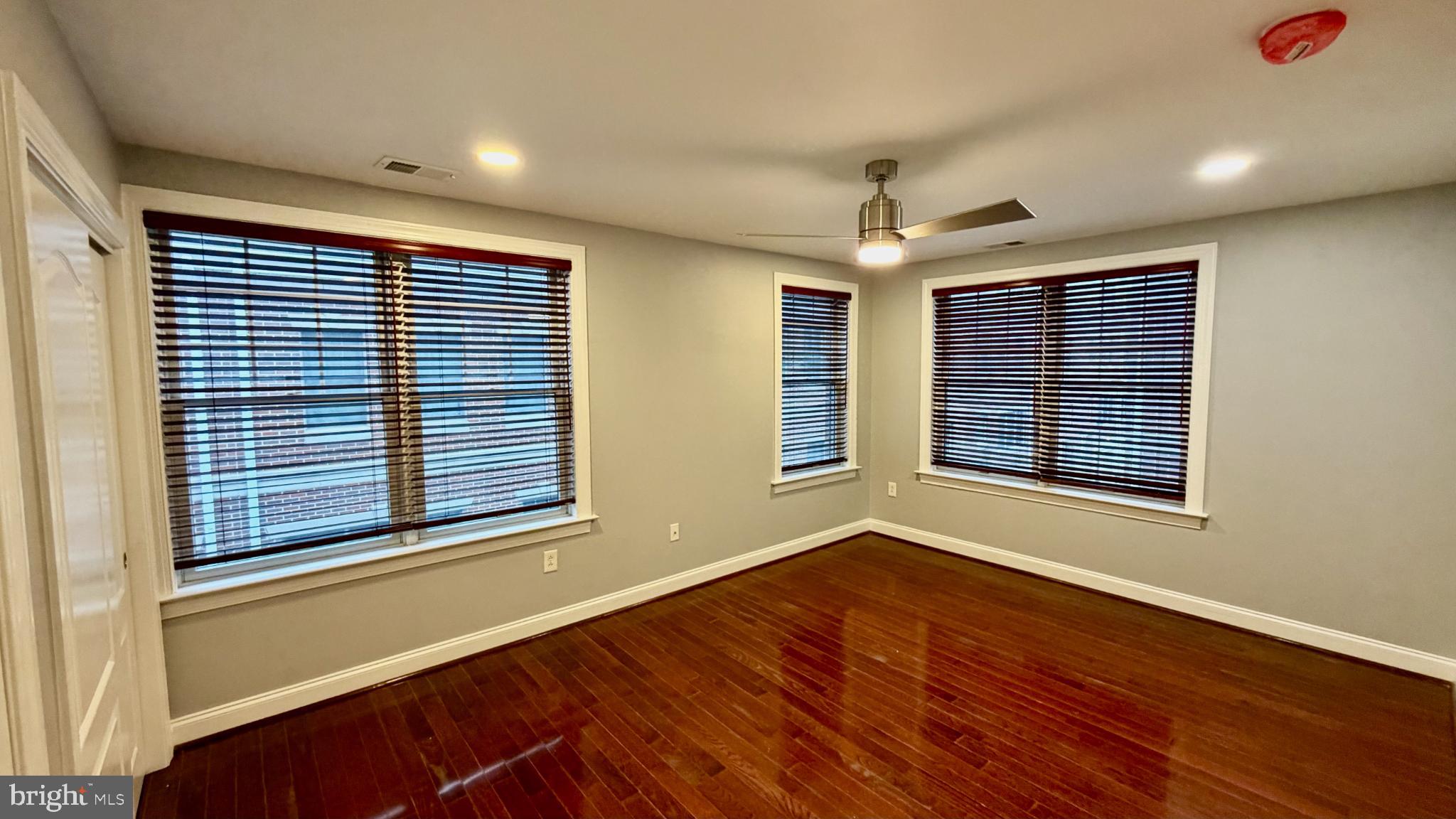 QUEEN VILLAGE - Residential