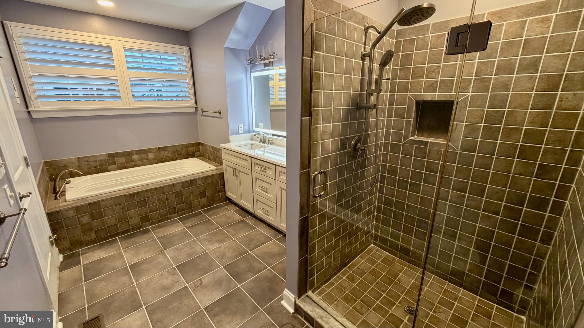 QUEEN VILLAGE - Residential