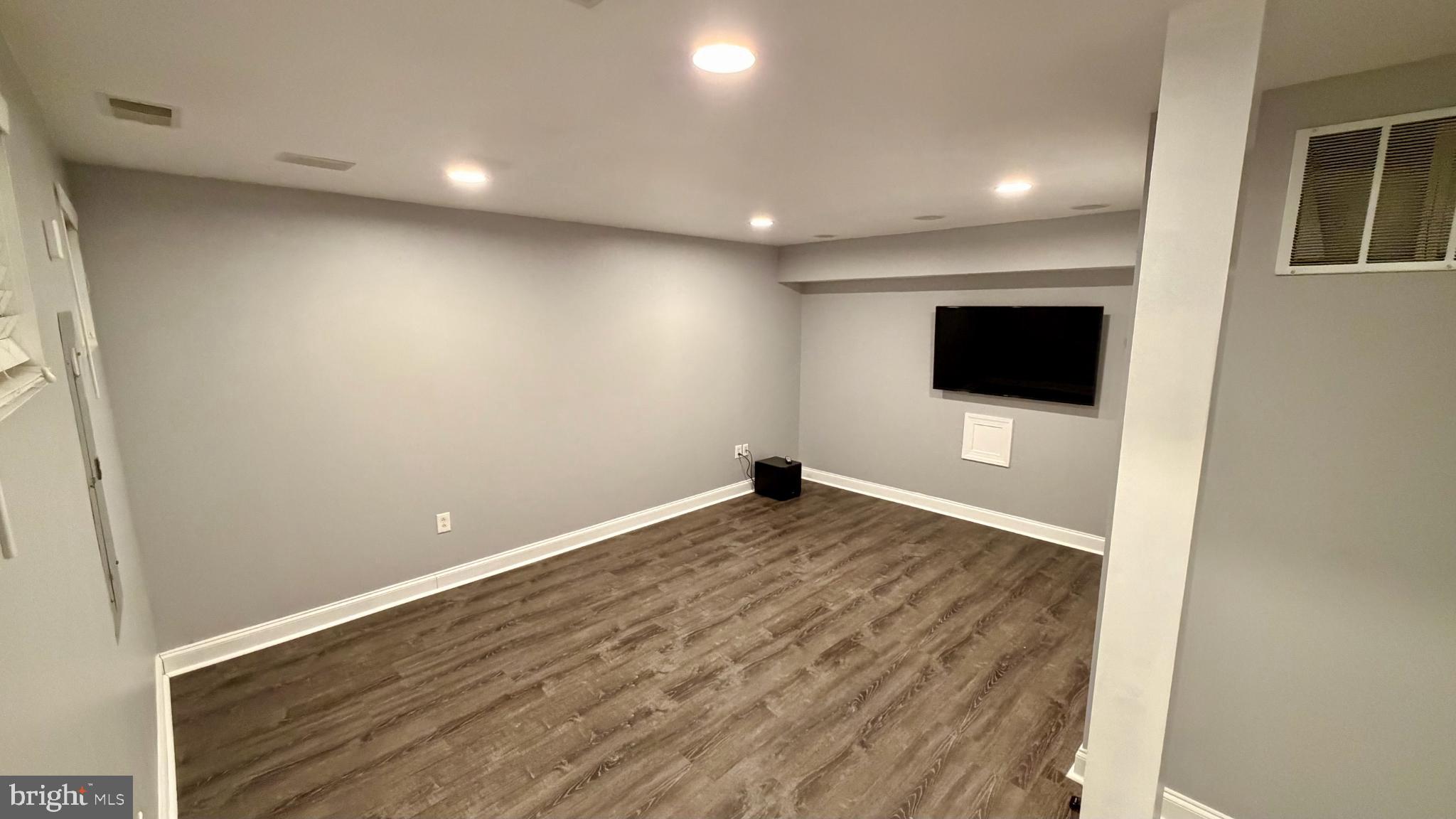 QUEEN VILLAGE - Residential