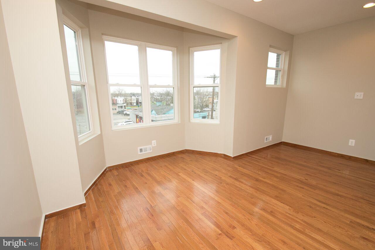 POINT BREEZE - Residential Income