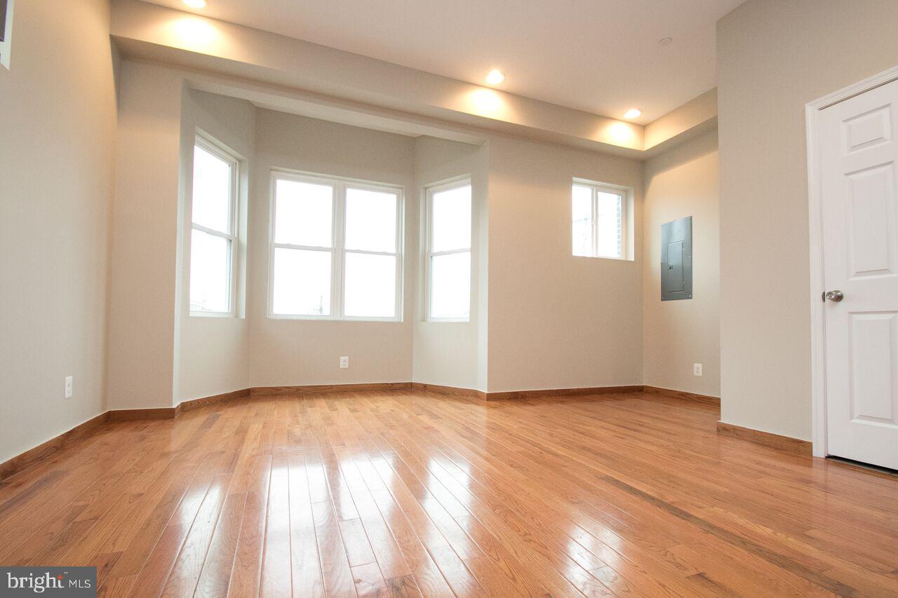 POINT BREEZE - Residential Income