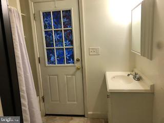 VIENNA WOODS - Residential Lease