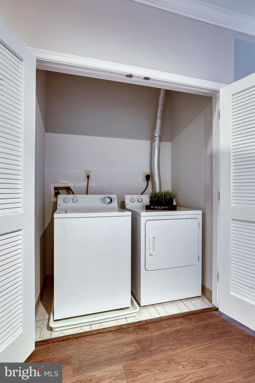 THE MERCER AT RESTON SQUARE - Residential