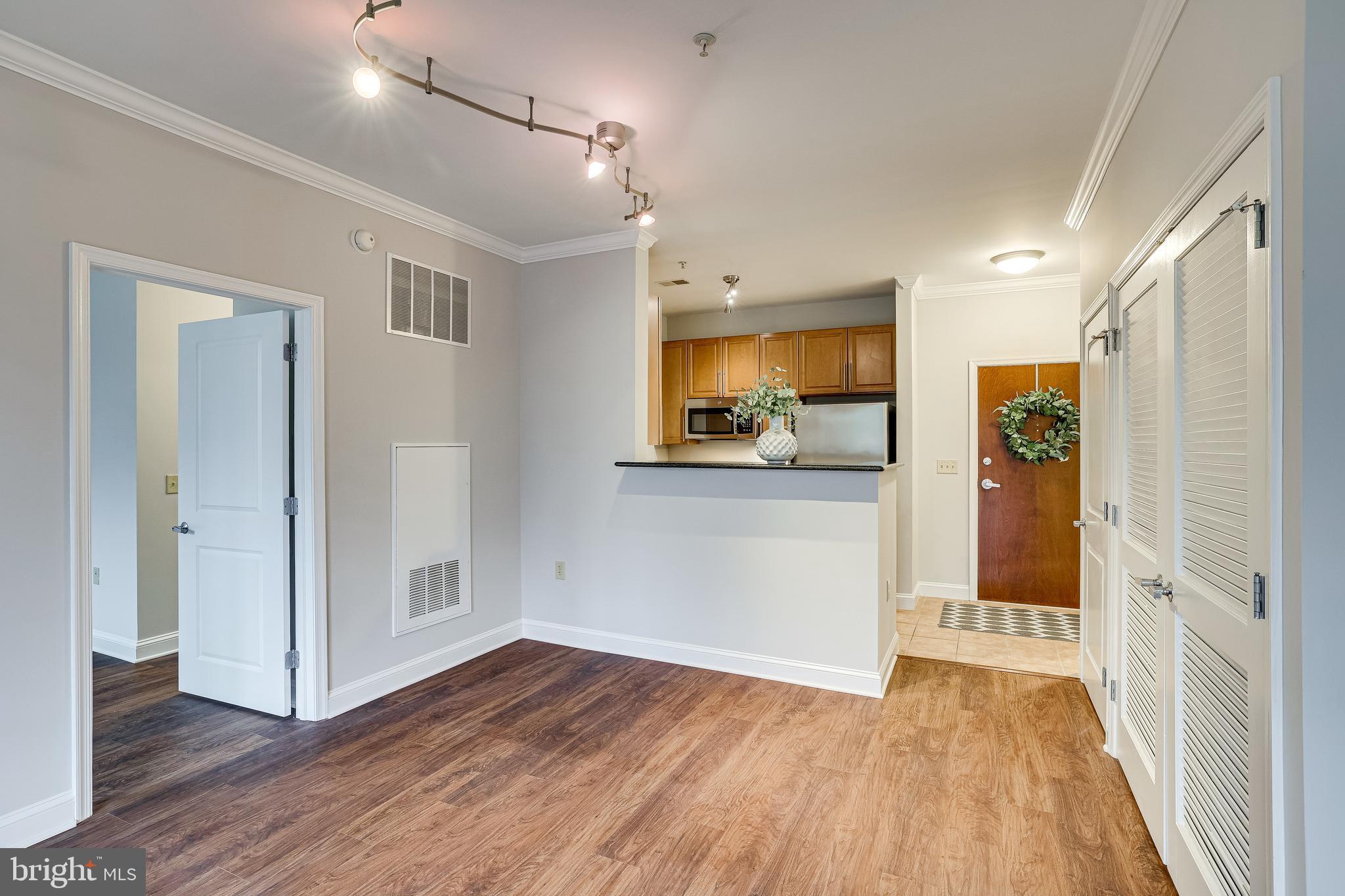 THE MERCER AT RESTON SQUARE - Residential