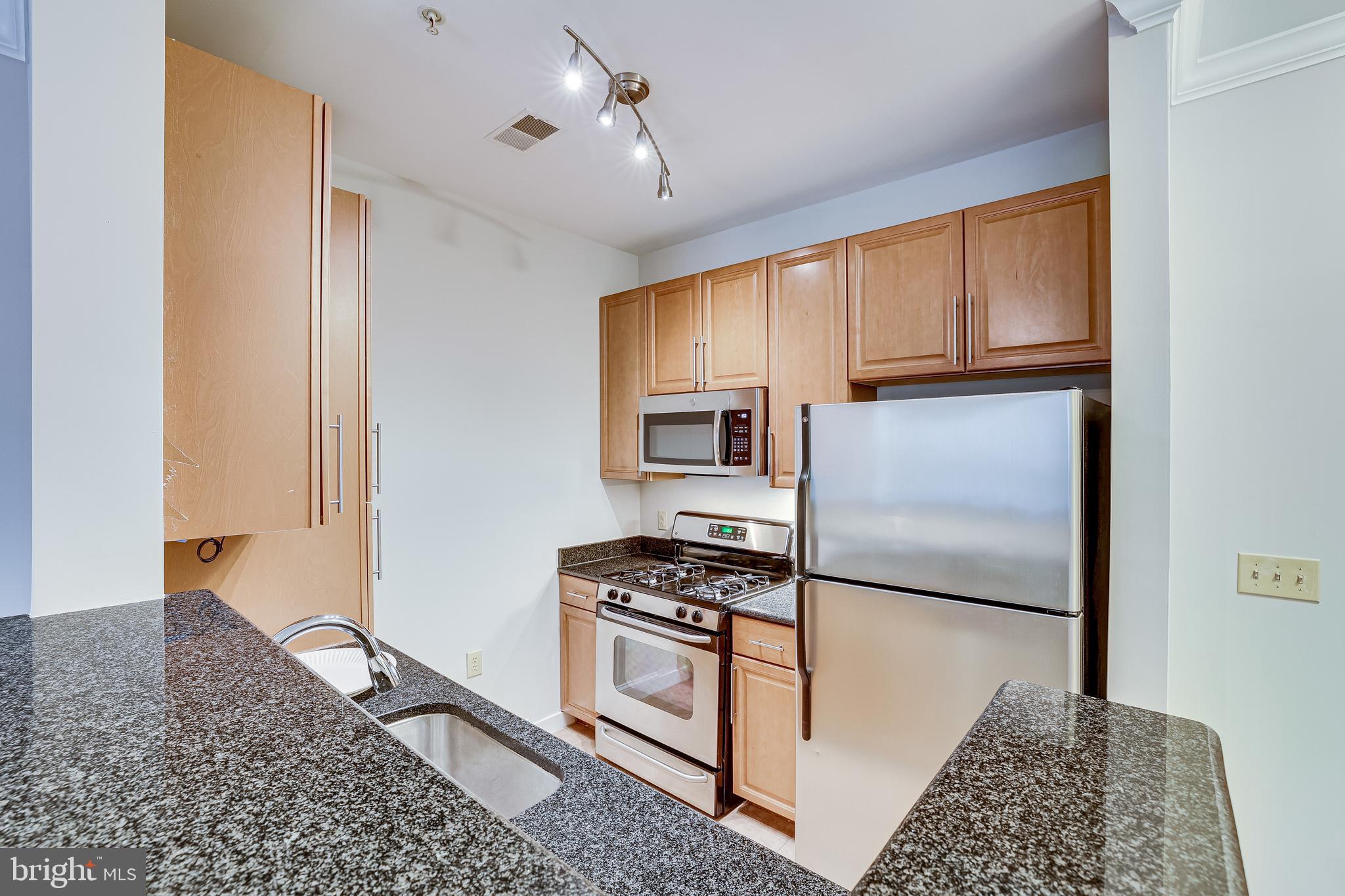 THE MERCER AT RESTON SQUARE - Residential