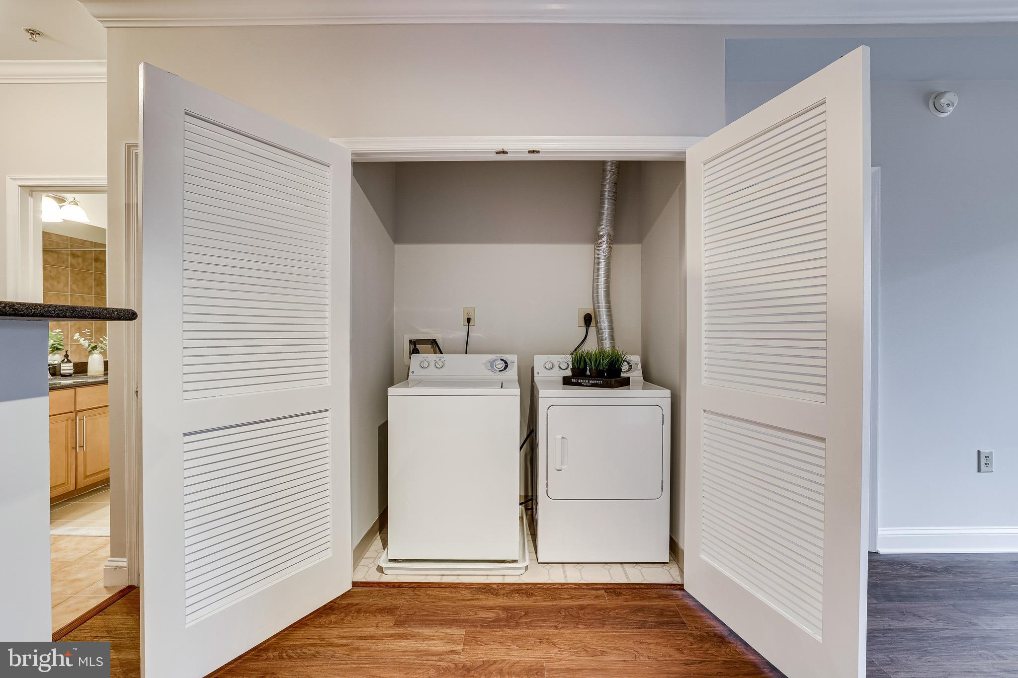 THE MERCER AT RESTON SQUARE - Residential