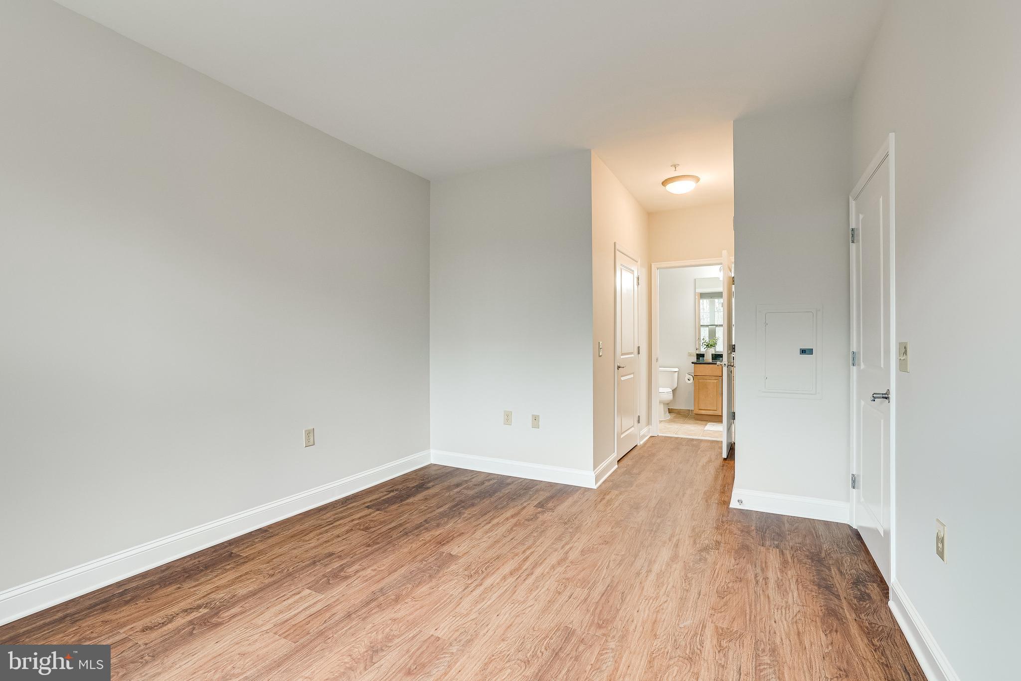 THE MERCER AT RESTON SQUARE - Residential