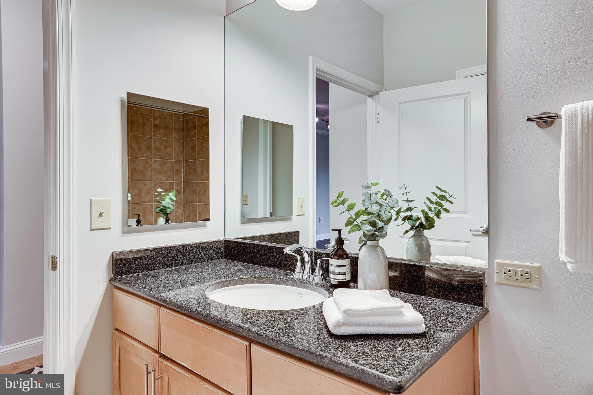 THE MERCER AT RESTON SQUARE - Residential