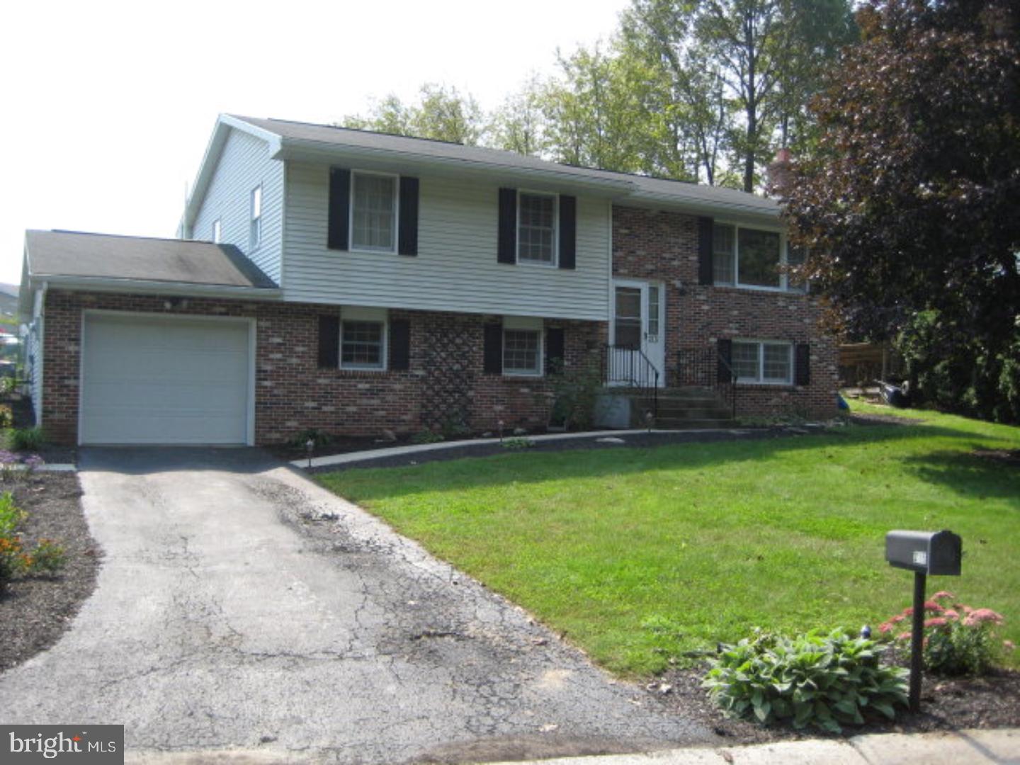Recently updated Forest Hills single with inground pool, bright and open sunroom, renovated kitchen. Lower level family room with built-ins and brick fireplace. Separate room downstairs with built-in bar. Landscaped nicely, well maintained. Also fireplace in sunroom. Mailing Address Continued: Pottsville Amp: 200