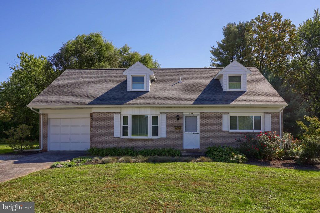 Photo of 209 Skylark Road, Lititz, PA 17543 (MLS # PALA2058536)