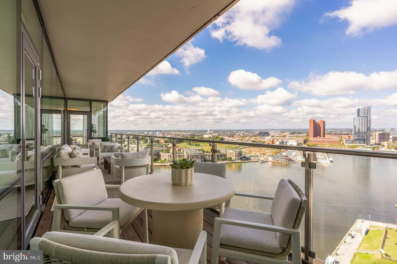 FOUR SEASONS PRIVATE RESIDENCES - Residential