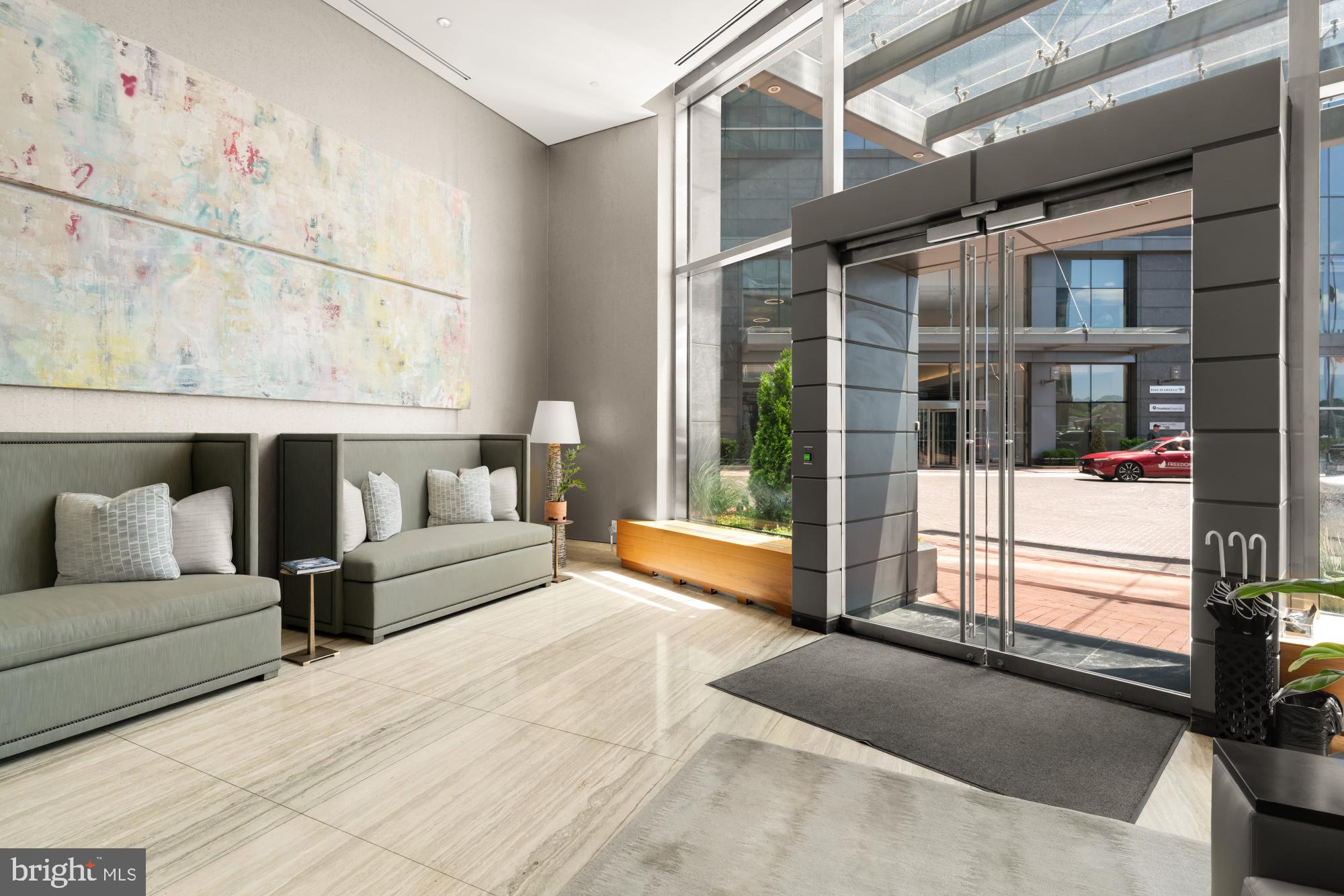 FOUR SEASONS PRIVATE RESIDENCES - Residential