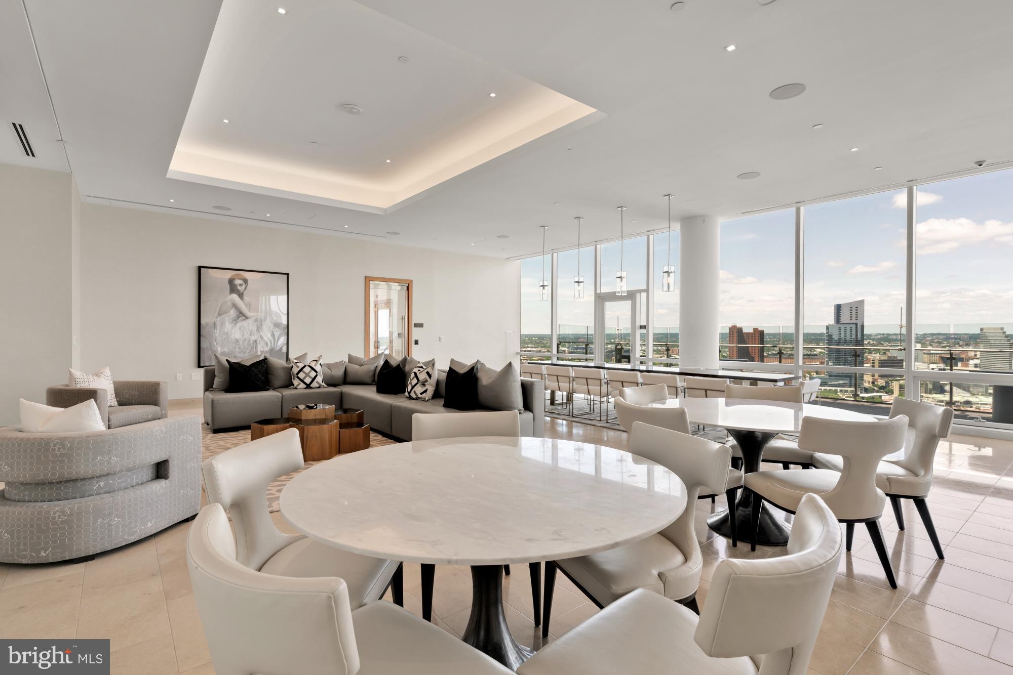 FOUR SEASONS PRIVATE RESIDENCES - Residential