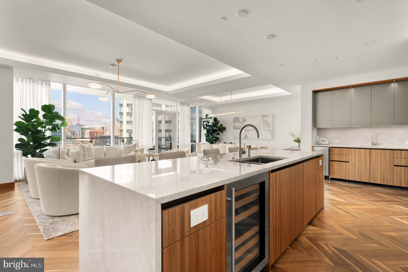 FOUR SEASONS PRIVATE RESIDENCES - Residential