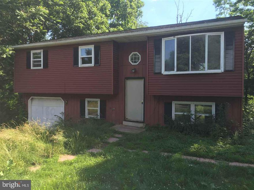 PRICED TO SELL.  3 BEDROOMS, 1 FULL BATH, IS CLOSE TO SCHOOLS, SHOPPING, AND GOLF COURSE. PARTIAL BASEMENT, 1 CAR GARAGE.