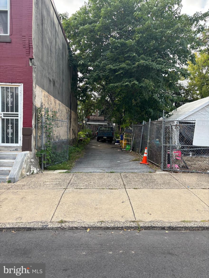 This 14 x 71,  1000 SQ FT, RM1 zoned lot offers incredible potential (uses include multifamily by right). Located within access of major traffic routes. Don't miss this investment opportunity!