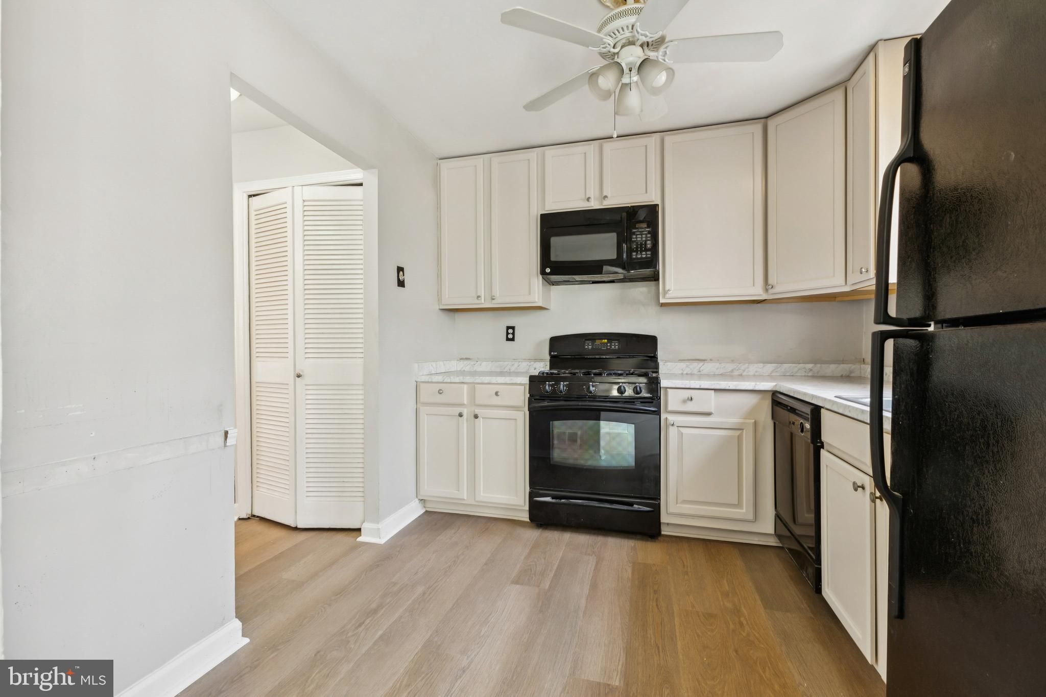 LONDON TOWNE - Residential