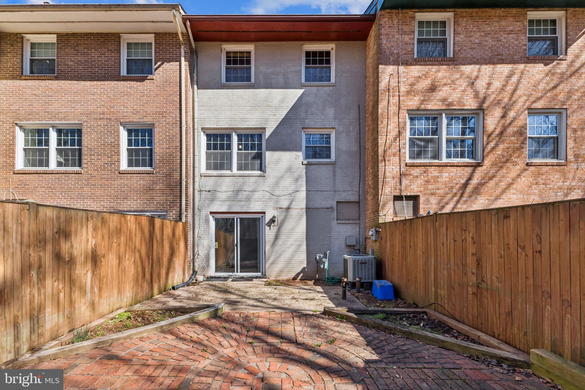 LONDON TOWNE - Residential