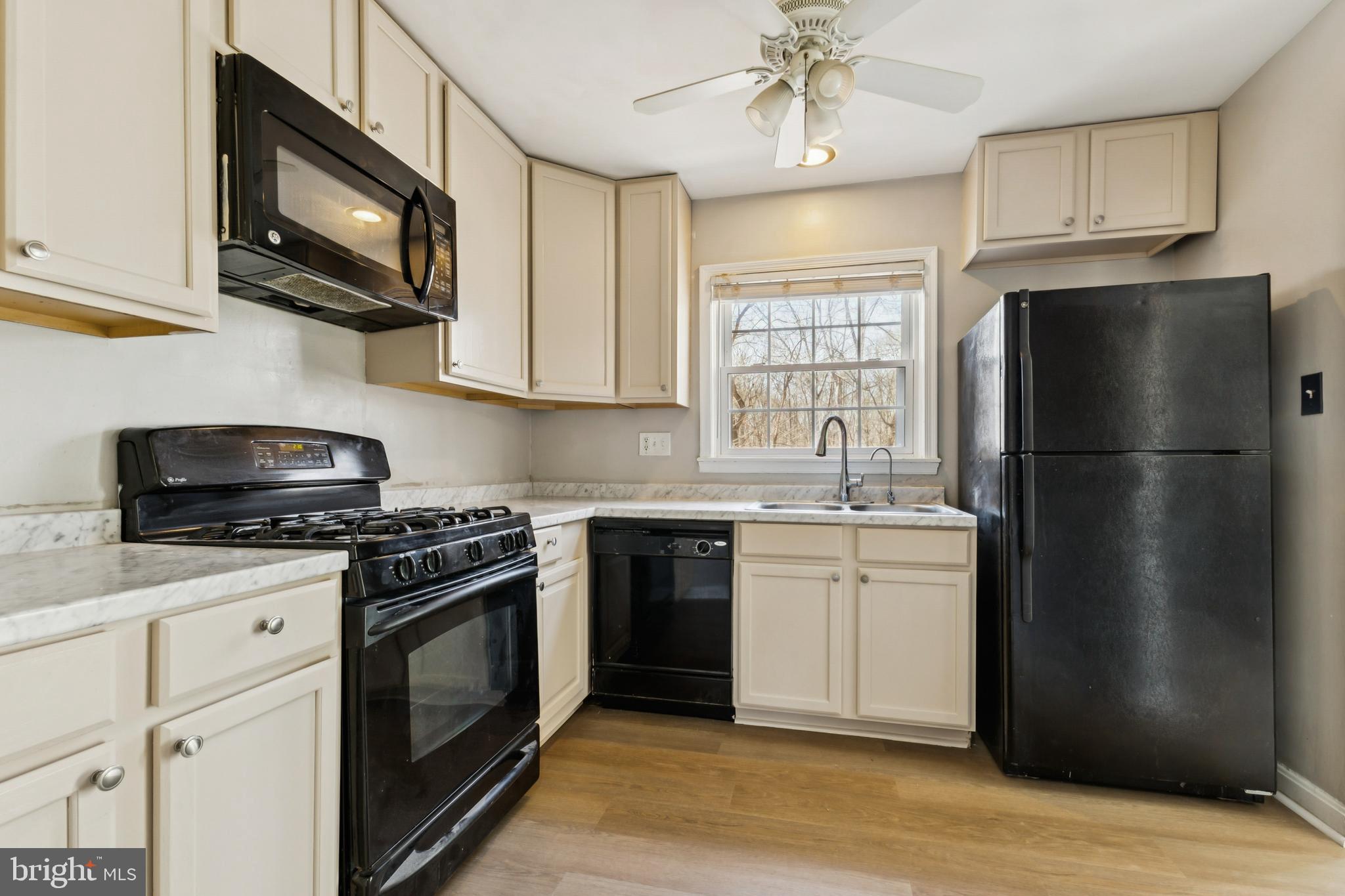 LONDON TOWNE - Residential