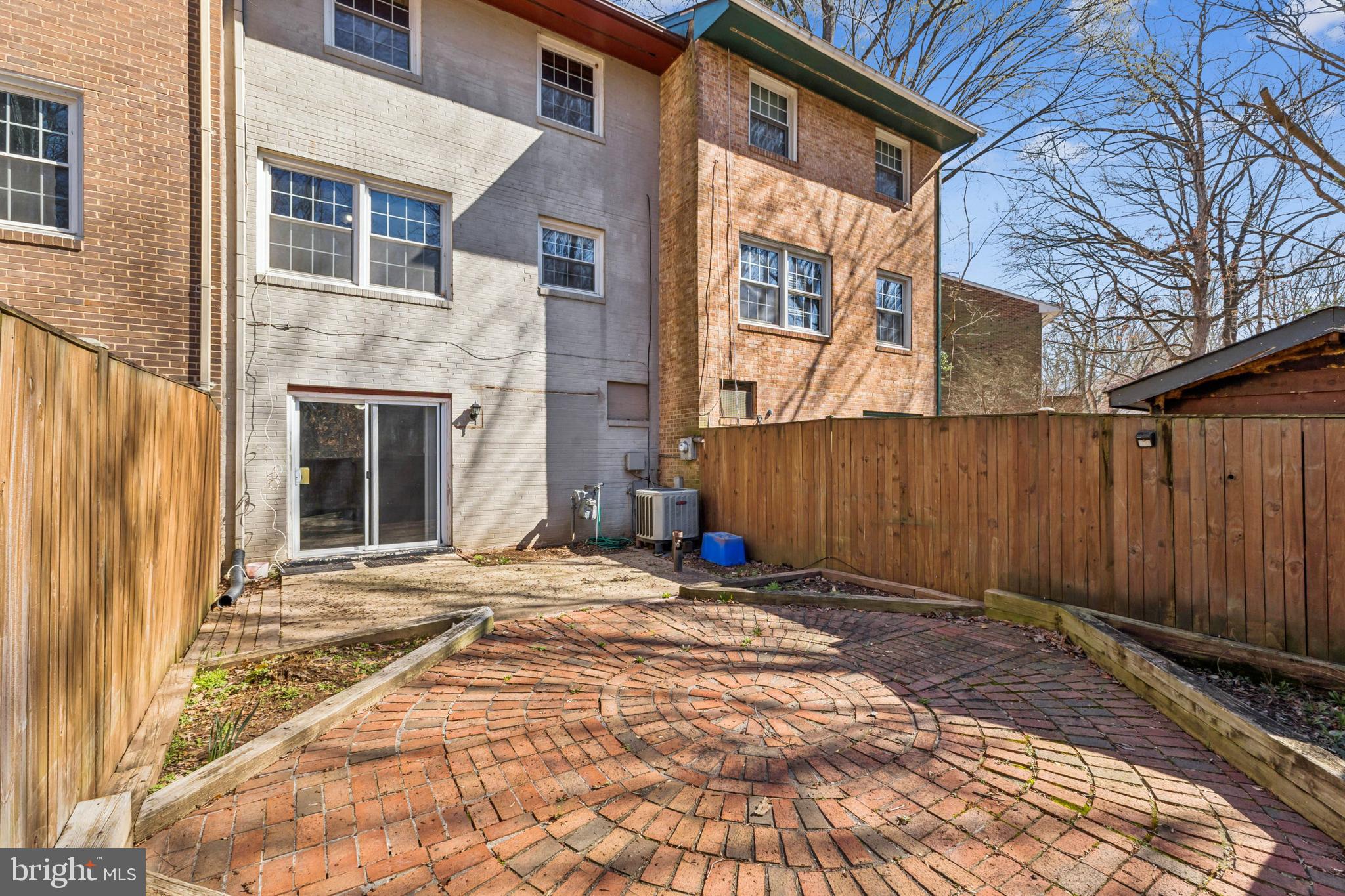 LONDON TOWNE - Residential