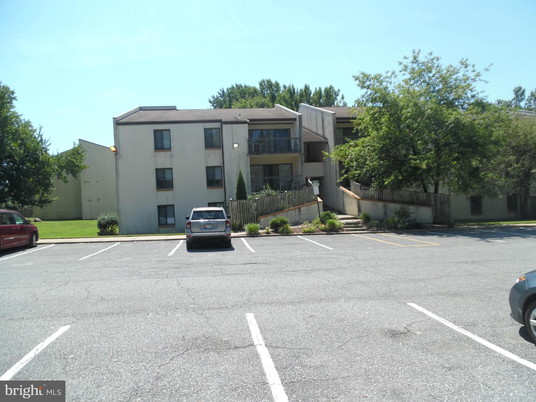 LIMITED SERVICE LISTING.SOLA AS-IS CONDITION.ONE BEDROOM CONDO IN SOUGH AFTER AREA.OPEN FLOOR PLAN.VERY CONVIENT LOCATION WALKING DISTANCE TO THE METRO AND AREA SHOPPING.SELLER OFFERS MUST BE SUBMITTED VIA HUBZU.BUYER TO PAY BUYERS PREMIUM WHICH BE 4.5% OF BUYERS BID.BUYER TO PAY $299 TECHNOLOGY FEE TO HUBZU AT CLOSING.BUYER TO OBTAIN CONDO DOCS.CASH ARE CONV.SALE ONLY.