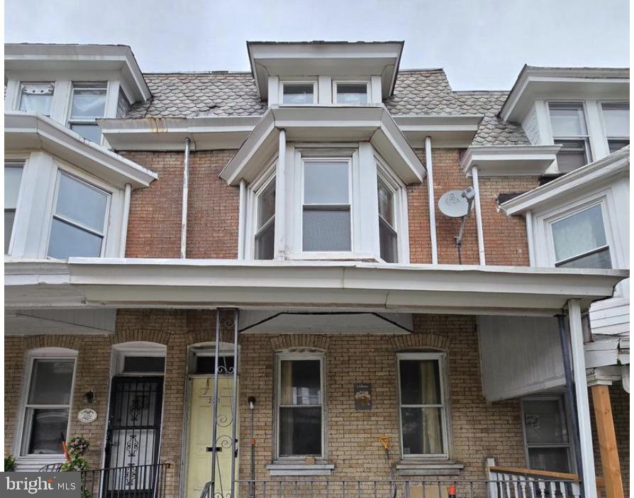 A duplex in the beautiful city of Norristown. Needs some TLC work to get it ready for move in.
Its a 3 bedroom on the 2nd and 3rd floor, and 2 bedrooms on the 1st floor with basement.
Good income with government rental assistance. Projected potential rental of $2700 to $3000 a month and low property taxes.
Buyer is responsible for U and O and zoning application.
House is being sold as is. Seller will not do any further repairs