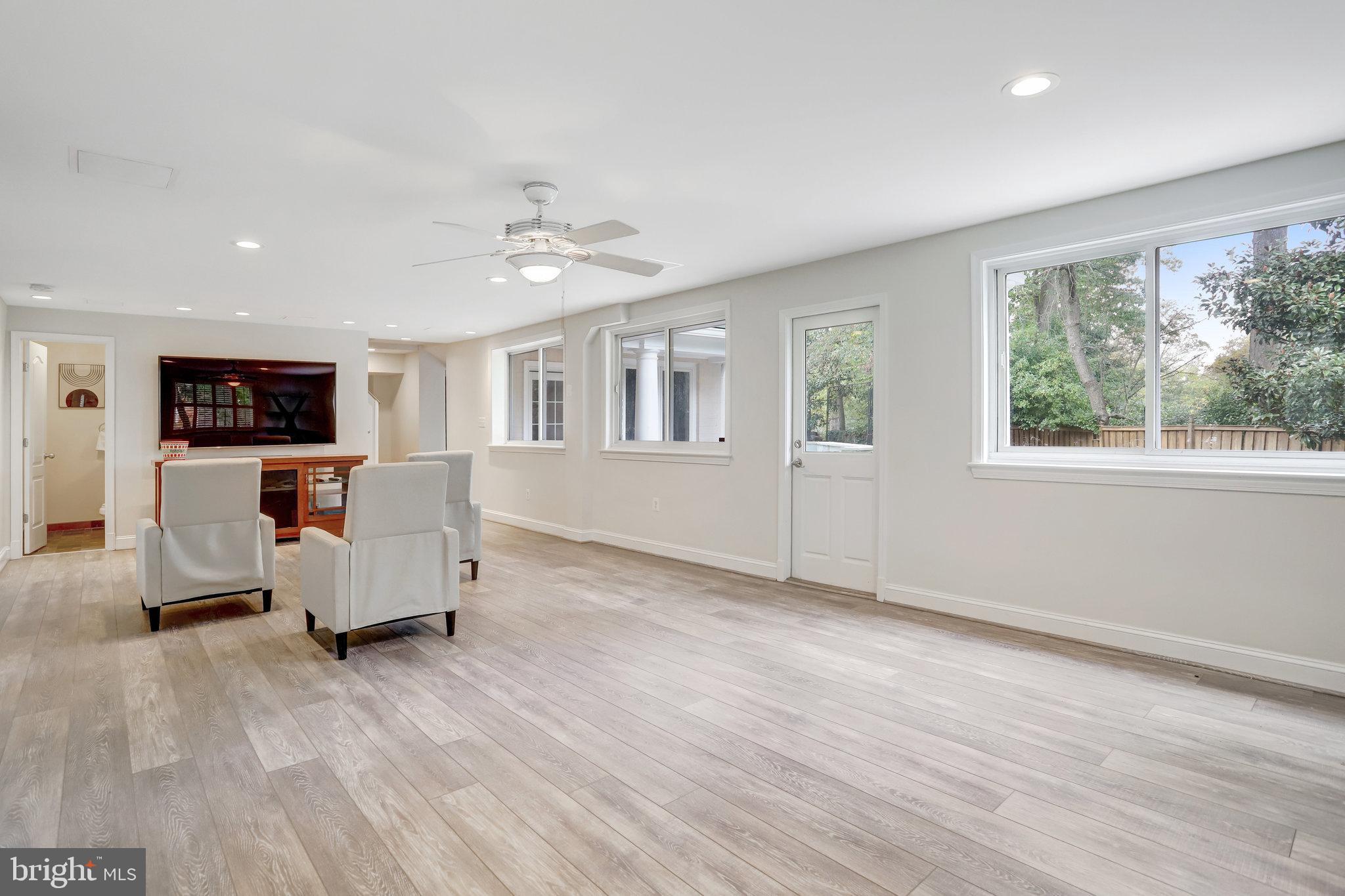 COUNTRY CLUB HILLS - Residential