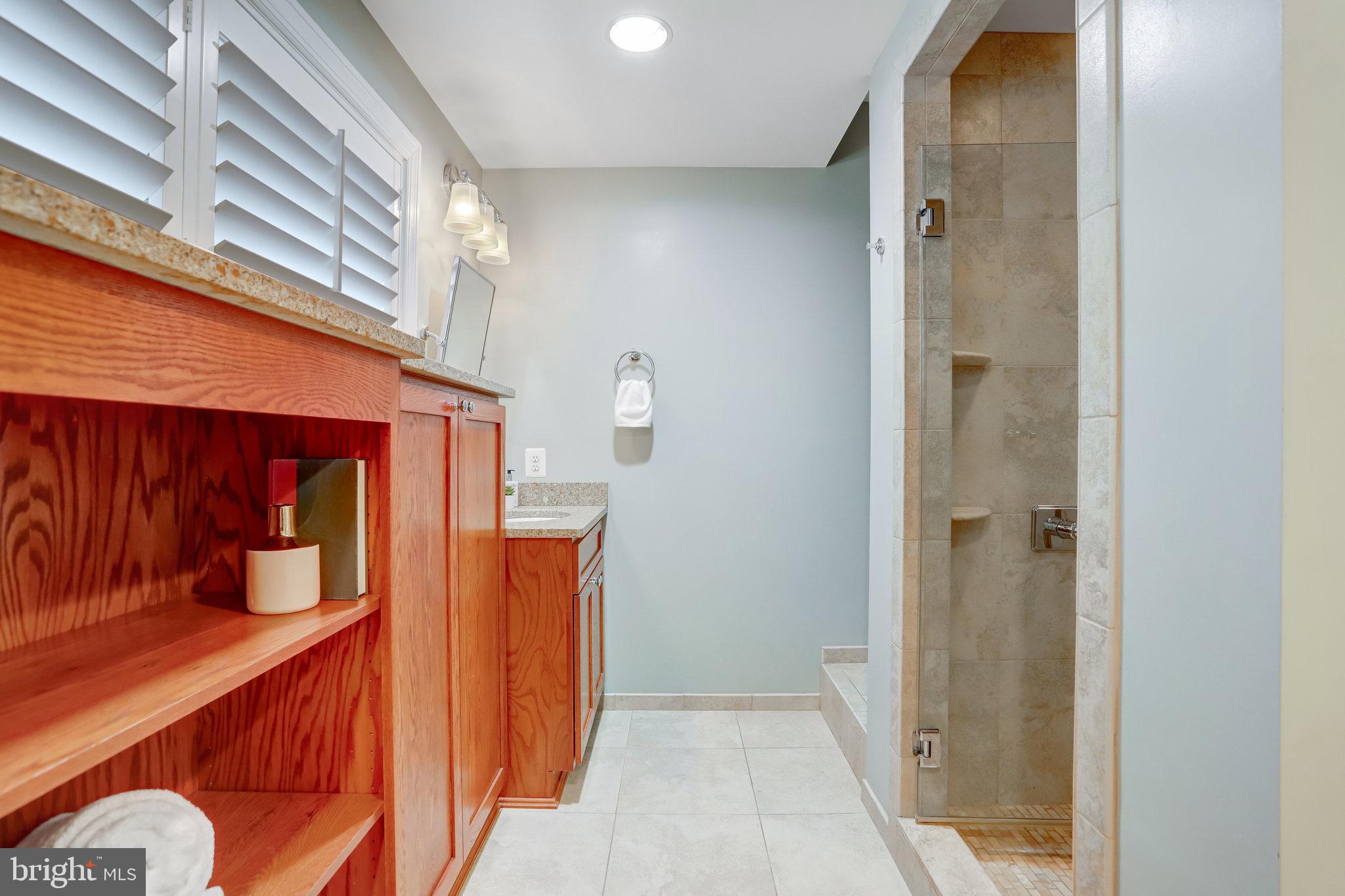 COUNTRY CLUB HILLS - Residential