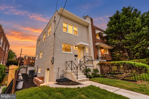Photo of 5274 Chillum Place NE, WASHINGTON, DC 20011 (MLS # DCDC2285040)