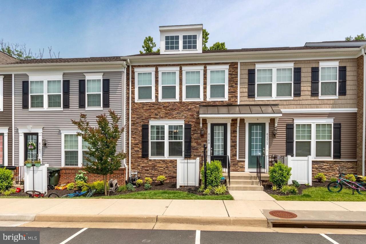 RENT INCLUDES WATER, SNOW REMOVAL AND TRASH!!!
Welcome to your new home in Haymarket Crossing! This stunning 4-bedroom, 3.5-bathroom townhouse-style condo, built in 2020, offers an ideal blend of modern comfort and convenient community living.
The main level features an open floor plan with a gourmet kitchen, complete with a large center island perfect for cooking and entertaining. Step out onto the private deck to relax or enjoy an outdoor meal.
Upstairs, you'll find the spacious primary suite, along with two additional bedrooms and a full bathroom. The finished walkout basement provides extra living space, a fourth bedroom, a full bathroom, and a patio, offering a private retreat.
Enjoy the community's amenities, including a tot lot/playground and picnic area. Located in a prime spot, you'll have easy access to local shops, restaurants, parks, and major commuter routes. This is a perfect rental opportunity for those seeking a modern and comfortable lifestyle in a desirable Haymarket location.
Pets are allowed on a case-by-case basis with a pet deposit. The tenant is responsible for all utilities. The landlord pays for the monthly HOA/condo fees.