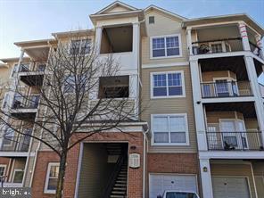LUXURY CONDO FRESH PAINT ,NEW CARPET, New DISPOSAL; 1 BEDROOM 1 FULL BATH CONDO WITH OPEN CONCEPT FLOOR PLAN IN GERMANTOWN ONE BEDROOM WITH LARGE WALK IN CLOSET. LARGE FULL BATH WITH DOUBLE SINK. 9 FOOT CEILING THROUGHOUT. FULL SIZE WASHER & DRYER IN UNIT. . CLOSE TO SHOPPING, RESTAURANTS, MARC TRAIN, I270.