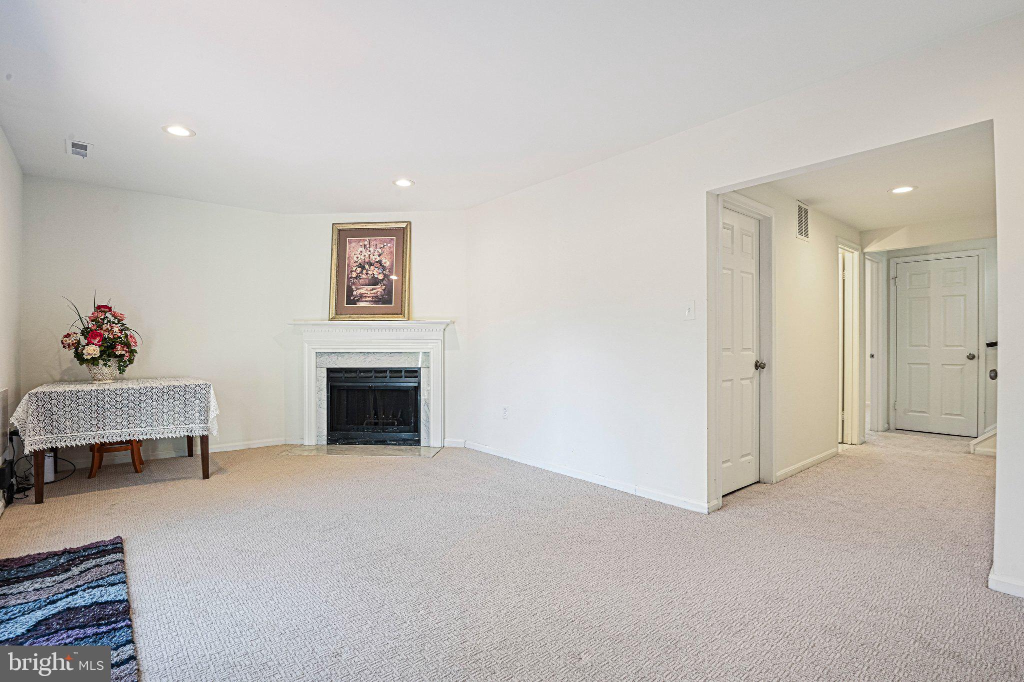 OAKTON VILLAGE - Residential