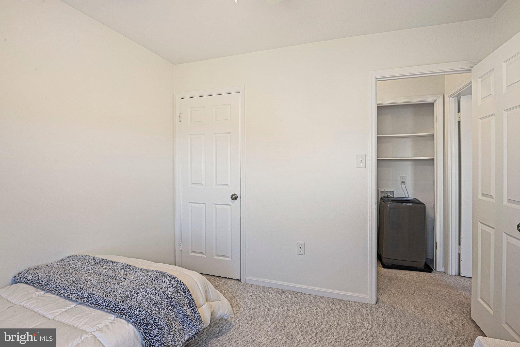 OAKTON VILLAGE - Residential