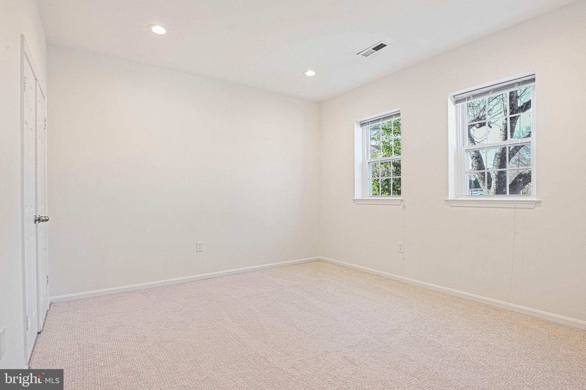 OAKTON VILLAGE - Residential