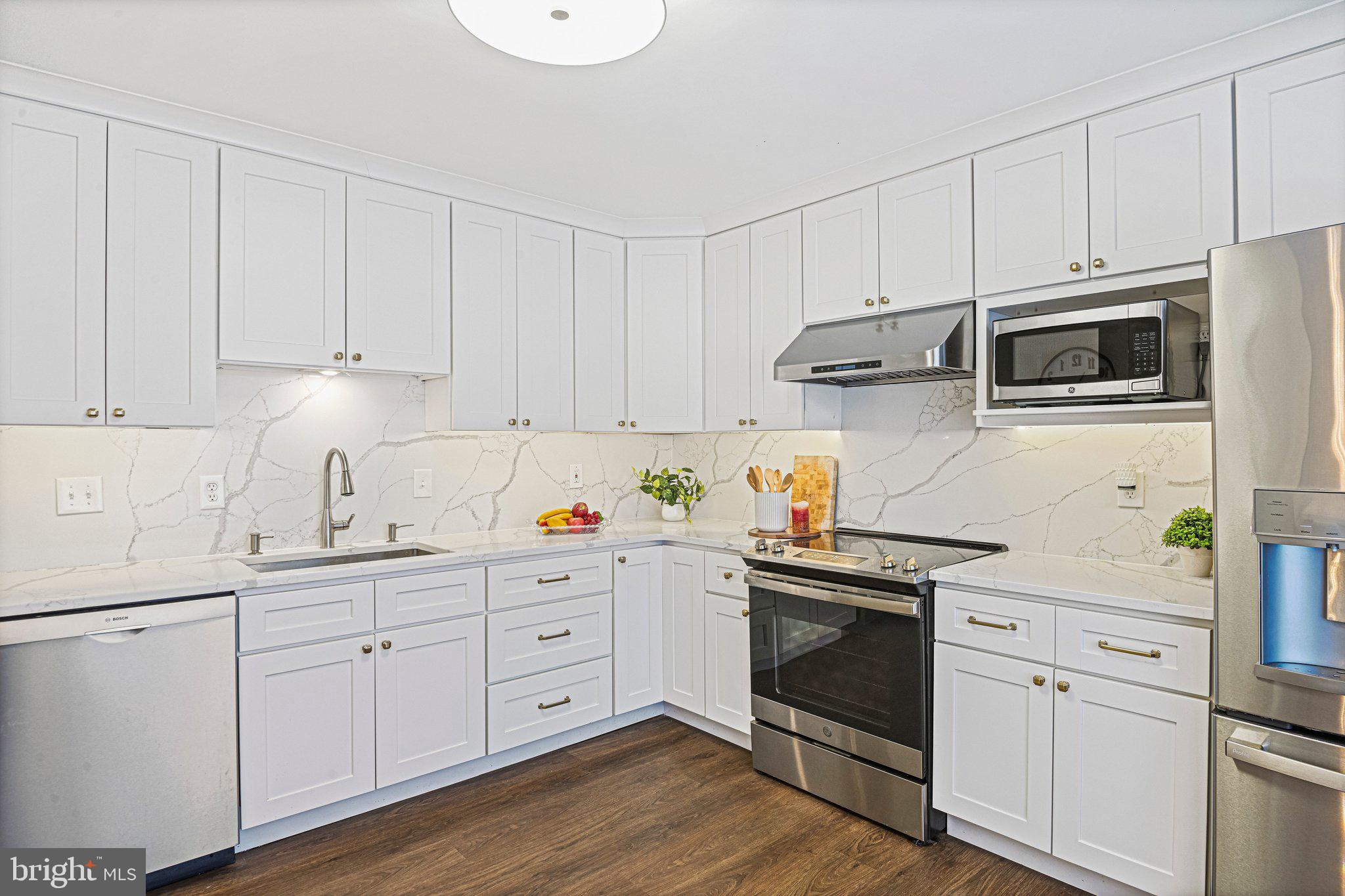 OAKTON VILLAGE - Residential