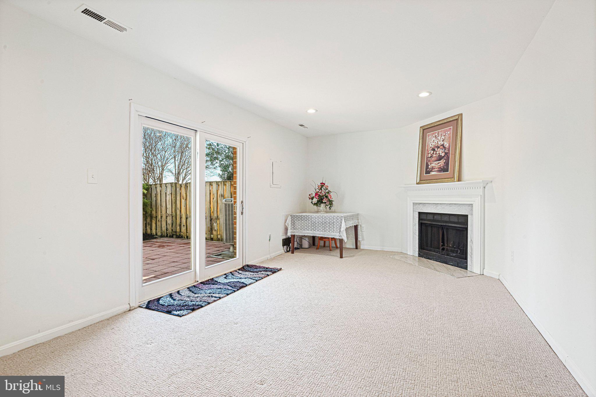 OAKTON VILLAGE - Residential