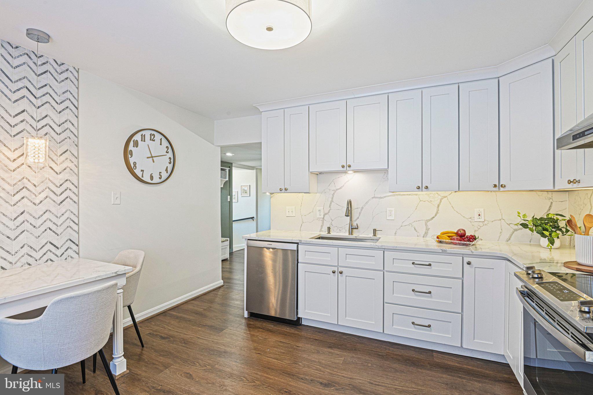 OAKTON VILLAGE - Residential