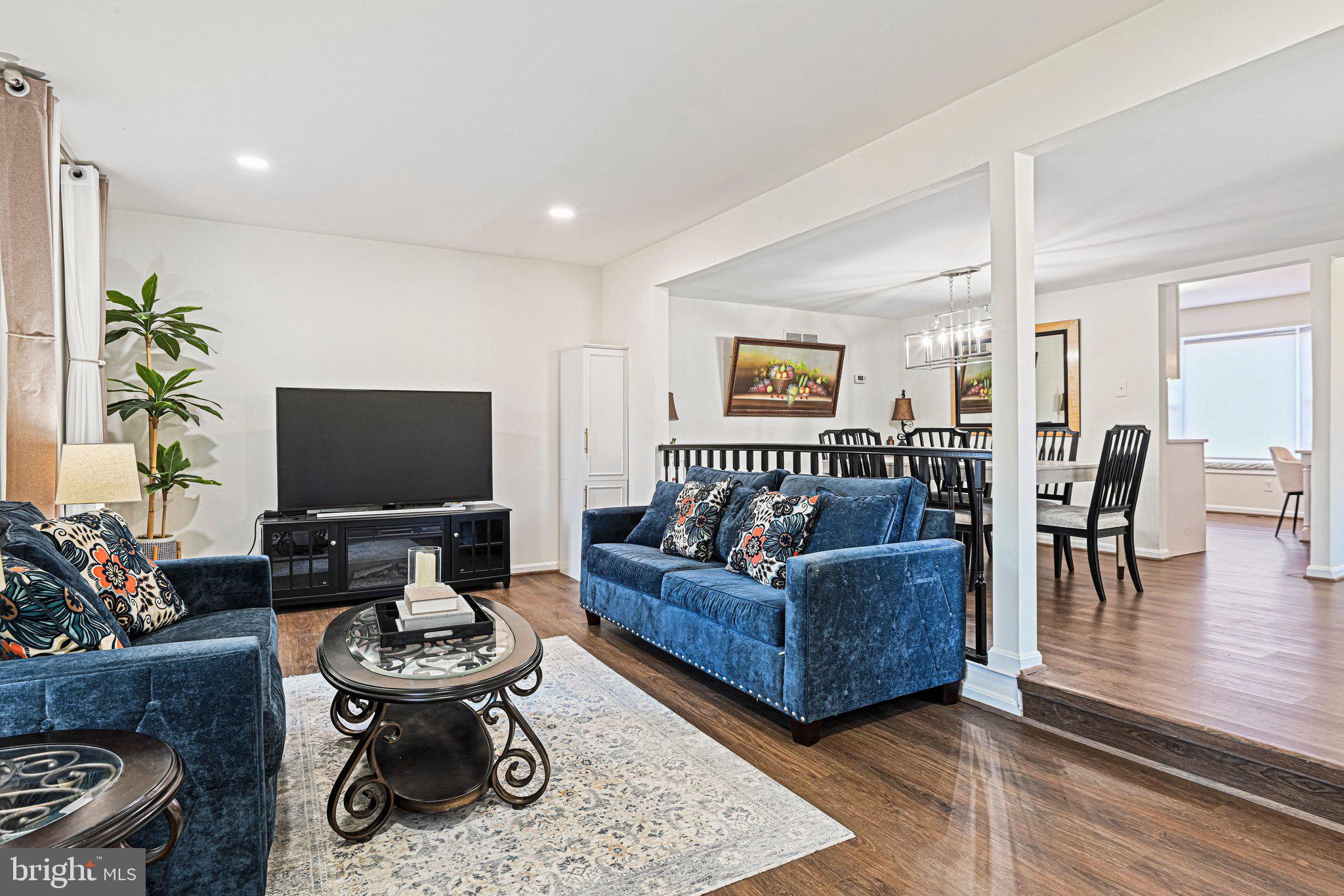 OAKTON VILLAGE - Residential