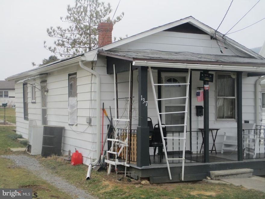 Great investment opportunity or small starter home. Cash or conventional financing. Tenant living there currently so 24 hours notice please. Small in the house is friendly "THOMAS"