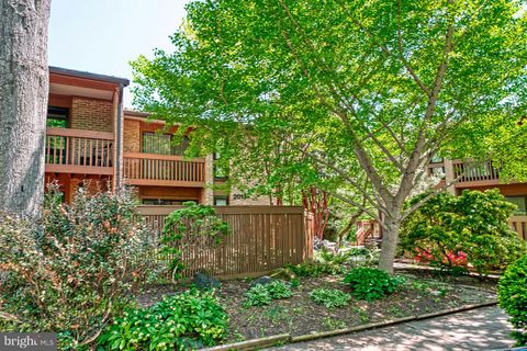 Photo of 2013 Lakewinds Drive, RESTON, VA 20191 (MLS # VAFX2306068)