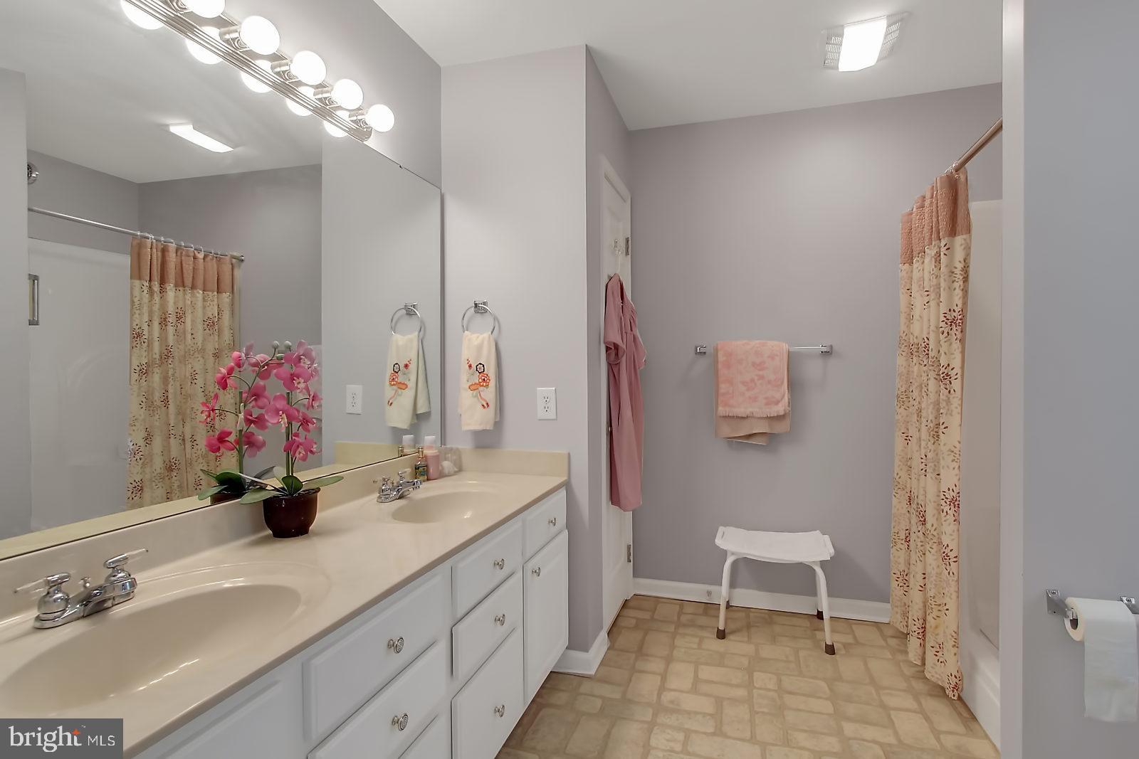 WHITE OAK MANOR - Residential